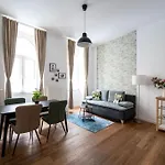 Sleek 1Br Flat Near Center By Hm